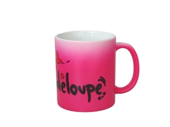 caneca de mudança de cor de cerâmica usando atenção