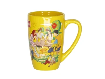 Caneca de café de cerâmica quente usando vantagem