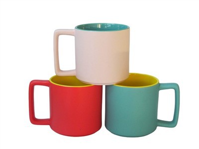 Xícara de café de cerâmica colorida