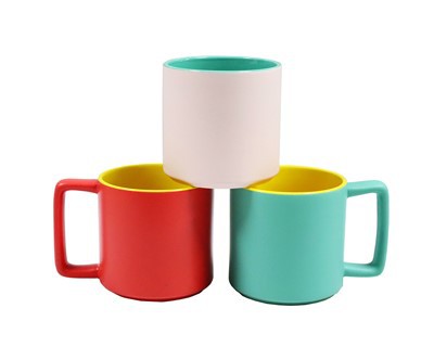 Caneca de cerâmica com alça quadrada