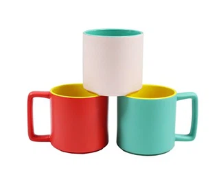 Caneca de cerâmica com alça quadrada